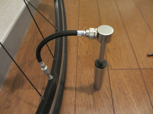 compact bicycle pump airbone空気を入れる