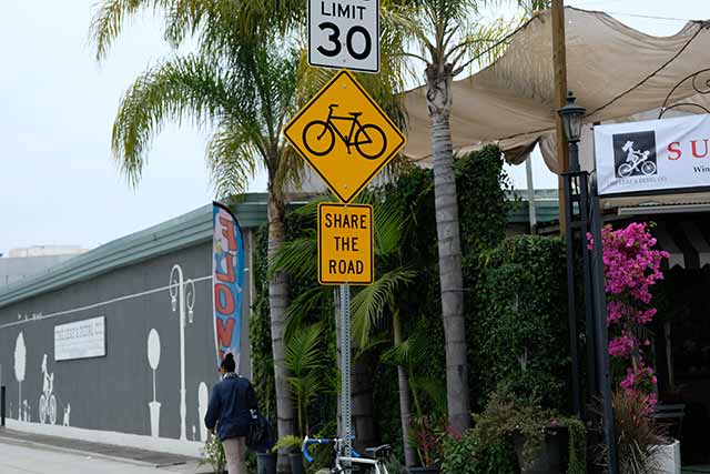 自転車向けのシグナルや標識が多い