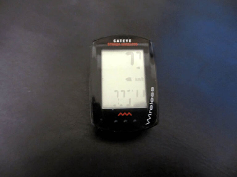 キャットアイのサイクルコンピューターの電池交換方法｜電池の種類とカバーの外し方