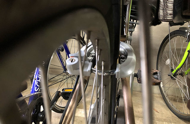 自転車の後輪のサークル錠が曲がってしまった原因