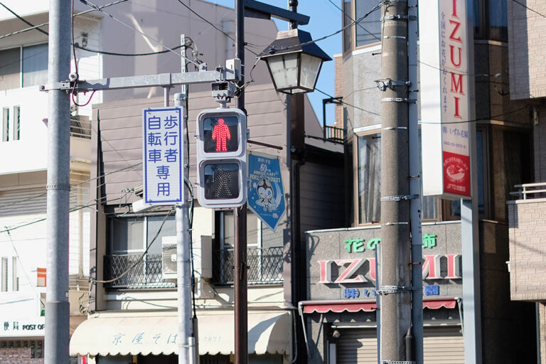 【道路交通法】自転車は歩道と車道の信号のどちらに従うべきか？